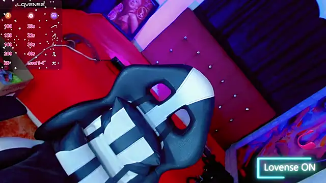 Snapshot of Yareth_Rouss_ chatting on 12.20.25 Yareth Rouss online show from 12.20.25