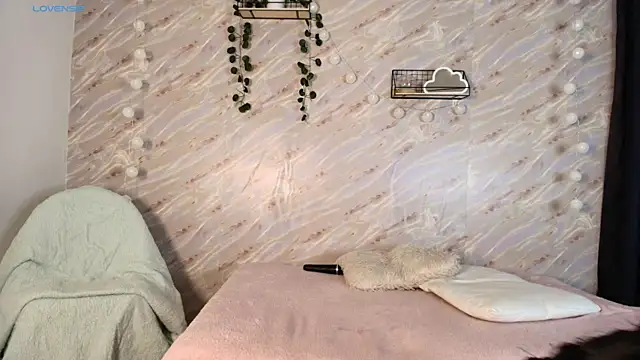 Snapshot of mitsuri_7777 chatting on 12.17.25 mitsuri 7777 online show from 12.17.25