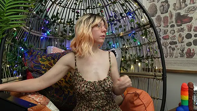 Snapshot of bendingofwillow chatting on 11.17.25 bendingofwillow online show from 11.17.25