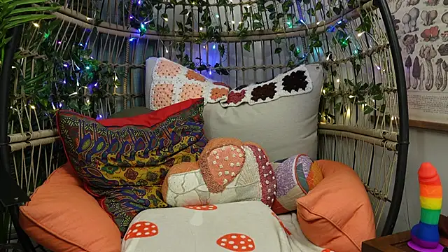 Snapshot of bendingofwillow chatting on 11.24.25 bendingofwillow online show from 11.24.25