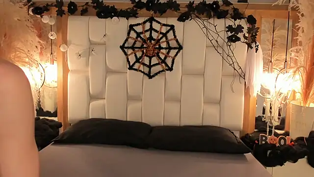 Daphne And Roger online show from 10.27.25