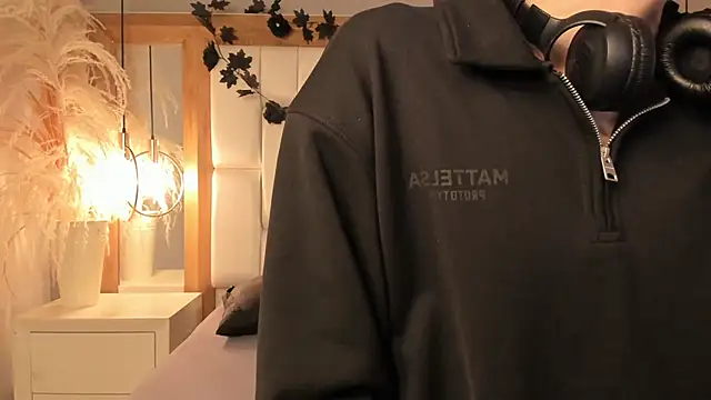 Daphne And Roger online show from 12.16.25