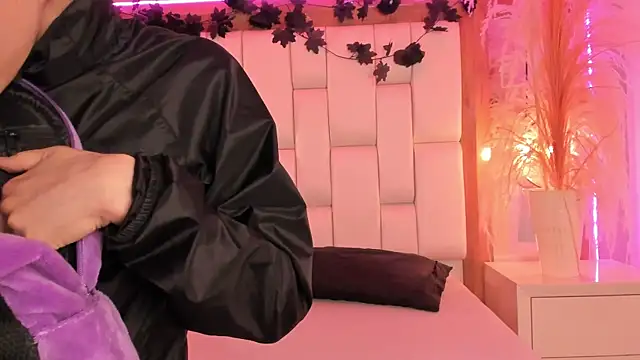 Daphne And Roger online show from 02.04.26