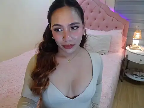 Snapshot of ur_seductivelaura chatting on 12.04.25 ur seductivelaura online show from 12.04.25