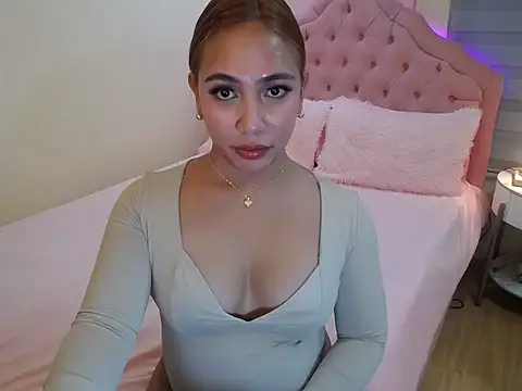 Snapshot of ur_seductivelaura chatting on 12.20.25 ur seductivelaura online show from 12.20.25