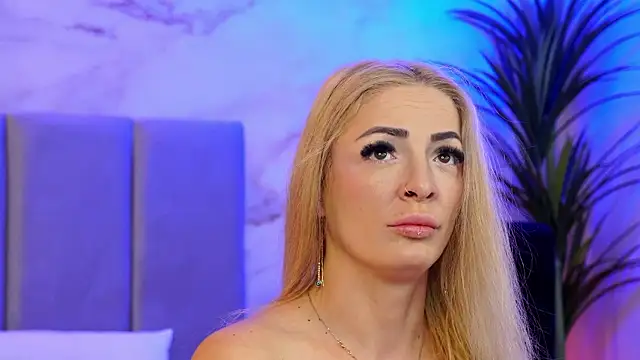 Snapshot of Izabellle02 chatting on 03.13.26 Izabellle02 online show from 03.13.26