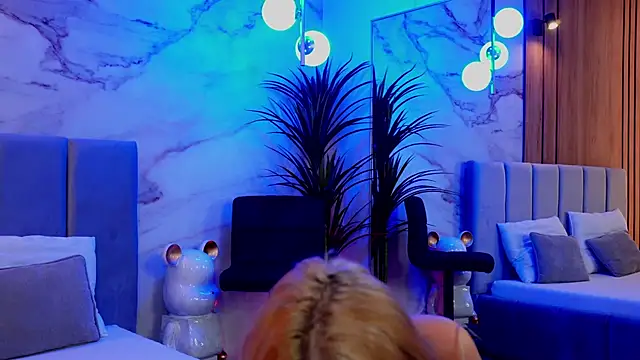 Snapshot of Izabellle02 chatting on 03.19.26 Izabellle02 online show from 03.19.26