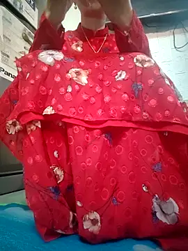 Snapshot of Du-Uyen chatting on 11.18.25 Du-Uyen online show from 11.18.25