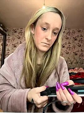 Snapshot of LucyRoseMae chatting on 12.04.25 LucyRoseMae online show from 12.04.25