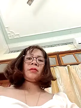 Snapshot of Mizzu-mi chatting on 10.19.25 Mizzu-mi online show from 10.19.25