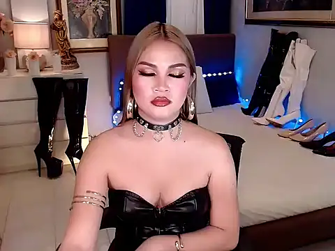 QUEENATHENNA online show from 09.19.25