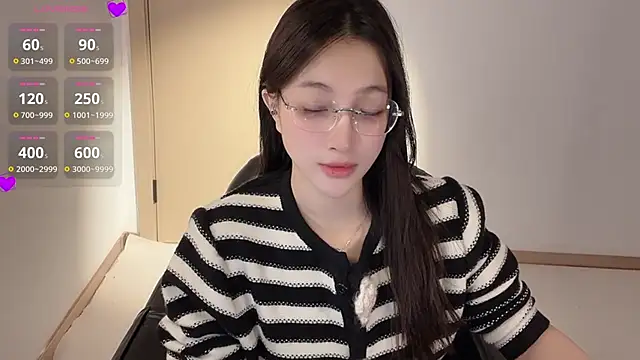 Snapshot of Seraphina-se chatting on 11.28.25 Seraphina-se online show from 11.28.25