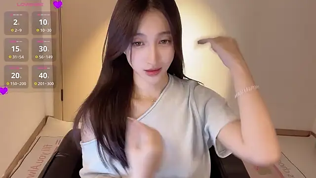 Snapshot of Seraphina-se chatting on 12.17.25 Seraphina-se online show from 12.17.25