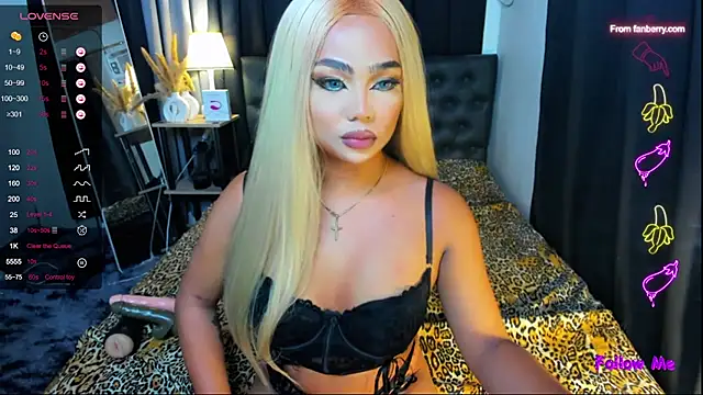 Snapshot of ScarletgraysonX chatting on 09.11.25 ScarletgraysonX online show from 09.11.25