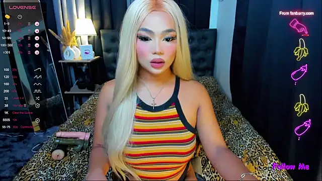 Snapshot of ScarletgraysonX chatting on 09.24.25 ScarletgraysonX online show from 09.24.25