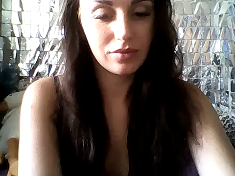 Snapshot of Qinini chatting on 09.15.25 Qinini online show from 09.15.25