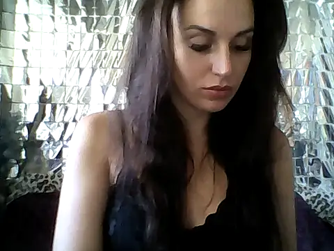 Snapshot of Qinini chatting on 09.22.25 Qinini online show from 09.22.25