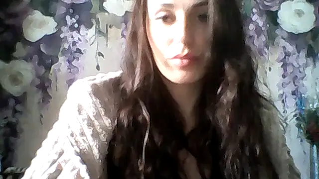 Snapshot of Qinini chatting on 11.21.25 Qinini online show from 11.21.25