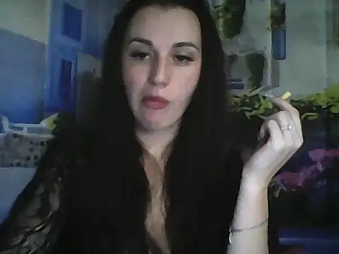 Snapshot of Qinini chatting on 11.24.25 Qinini online show from 11.24.25