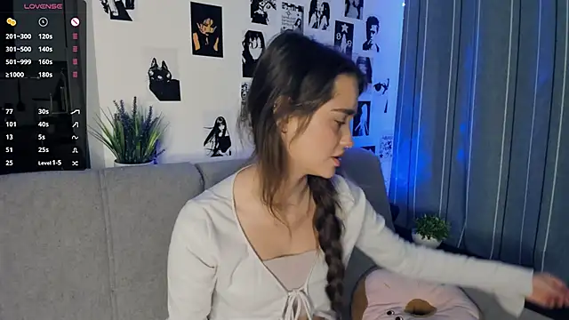 lovelyalivia online show from 10.25.25