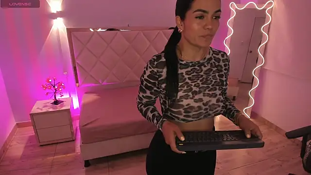 Rosalind tay online show from 04.04.26