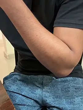 Snapshot of Saifq chatting on 11.05.25 Saifq online show from 11.05.25