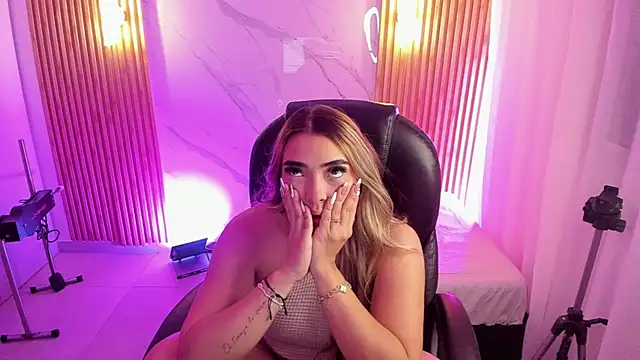 KYLIE JONES6 online show from 04.21.26