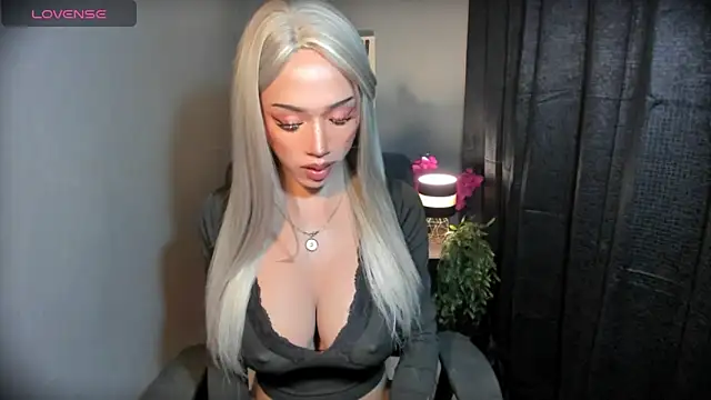 Snapshot of AiraCumSlut chatting on 04.04.26 AiraCumSlut online show from 04.04.26