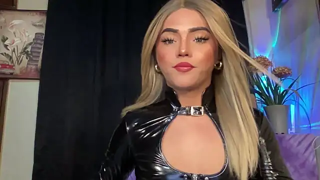 Snapshot of calimonroe chatting on 10.22.25 calimonroe online show from 10.22.25