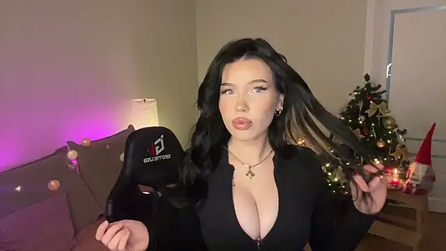 Snapshot of mistress_of_hearts chatting on 12.20.25 mistress of hearts online show from 12.20.25