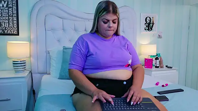 Snapshot of KiimBrooks chatting on 12.19.25 KiimBrooks online show from 12.19.25