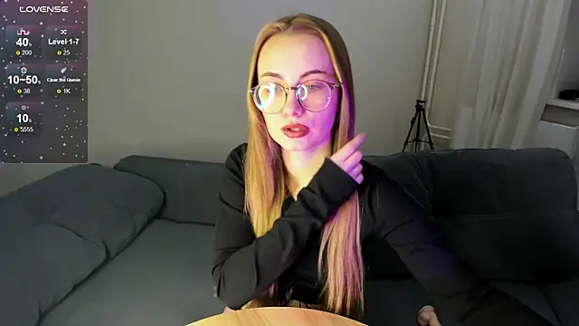 Snapshot of MewStella chatting on 10.14.25 MewStella online show from 10.14.25