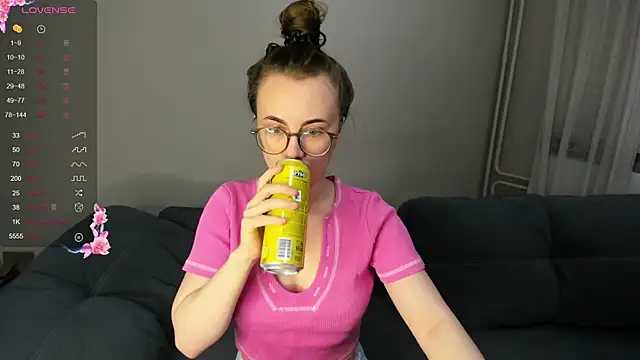 Snapshot of MewStella chatting on 12.14.25 MewStella online show from 12.14.25