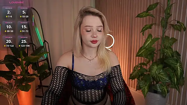 Snapshot of LauraWifeness chatting on 11.06.25 LauraWifeness online show from 11.06.25