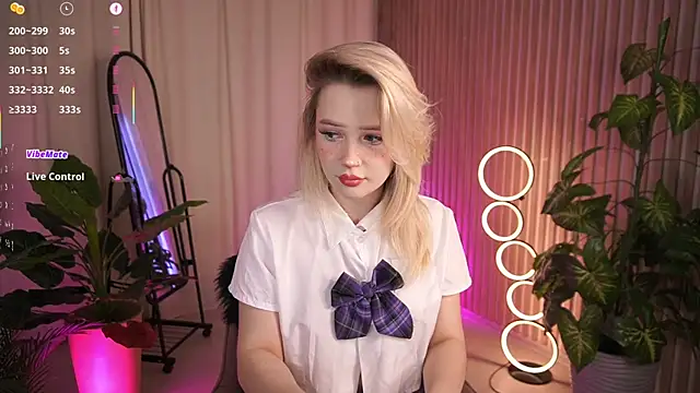 Snapshot of LauraWifeness chatting on 12.15.25 LauraWifeness online show from 12.15.25