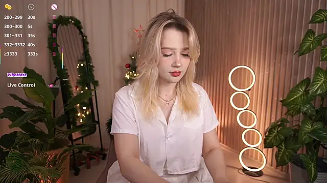 Snapshot of LauraWifeness chatting on 12.22.25 LauraWifeness online show from 12.22.25