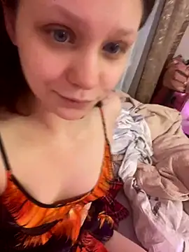 Snapshot of Lunliss chatting on 11.27.25 Lunliss online show from 11.27.25