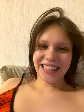 Snapshot of Lunliss chatting on 11.30.25 Lunliss online show from 11.30.25