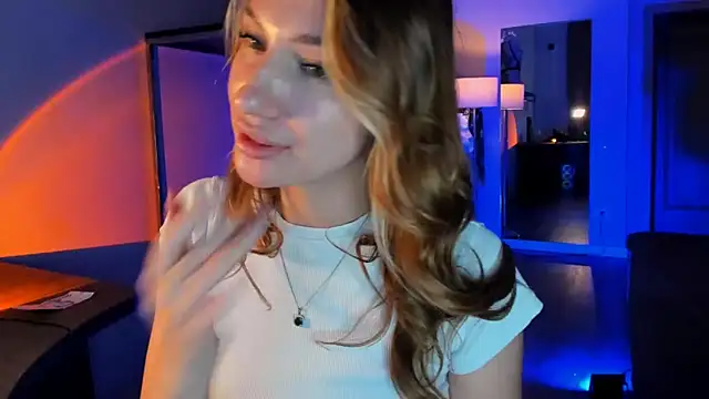 Snapshot of MariGven chatting on 11.18.25 MariGven online show from 11.18.25