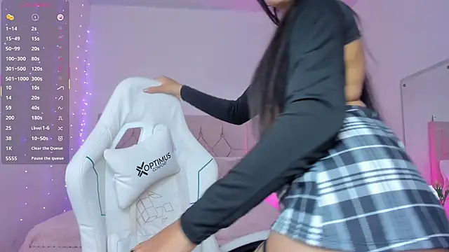 Snapshot of kim_dreams18 chatting on 10.31.25 kim dreams18 online show from 10.31.25