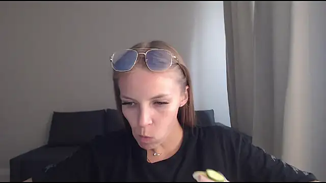 HitGyrl online show from 08.04.26
