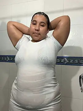 Snapshot of la_pequena_culona chatting on 04.15.26 la pequena culona online show from 04.15.26