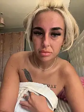 Snapshot of EllieMaeBaby chatting on 11.28.25 EllieMaeBaby online show from 11.28.25