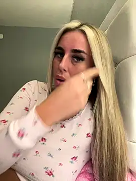 Snapshot of EllieMaeBaby chatting on 12.03.25 EllieMaeBaby online show from 12.03.25