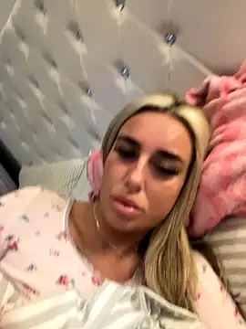 Snapshot of EllieMaeBaby chatting on 12.04.25 EllieMaeBaby online show from 12.04.25