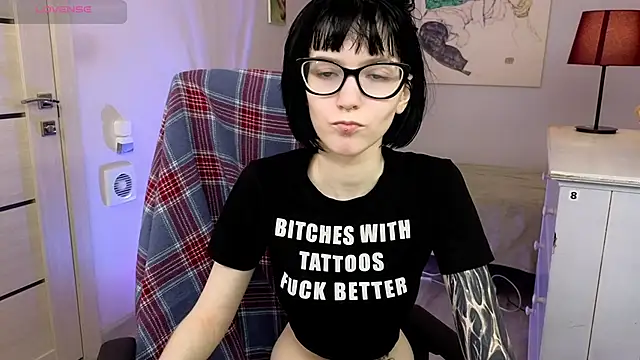 Snapshot of HazelTompson chatting on 11.14.25 HazelTompson online show from 11.14.25