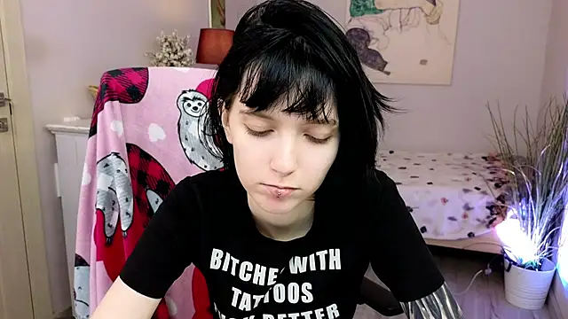 Snapshot of HazelTompson chatting on 12.03.25 HazelTompson online show from 12.03.25