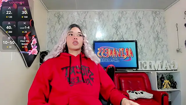 Madison Mujica online show from 10.08.25