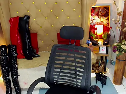 Snapshot of UrQueenDomCumTS chatting on 05.16.26 UrQueenDomCumTS online show from 05.16.26