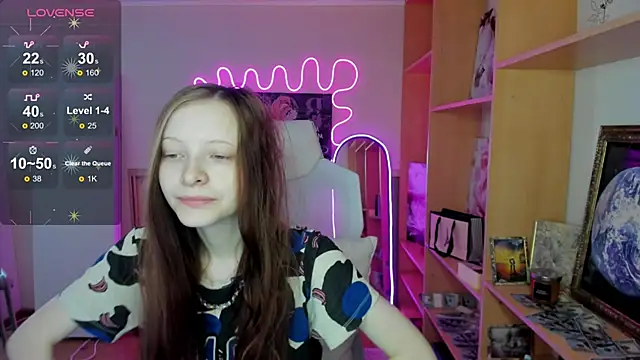 Snapshot of AliceHaris chatting on 11.15.25 AliceHaris online show from 11.15.25